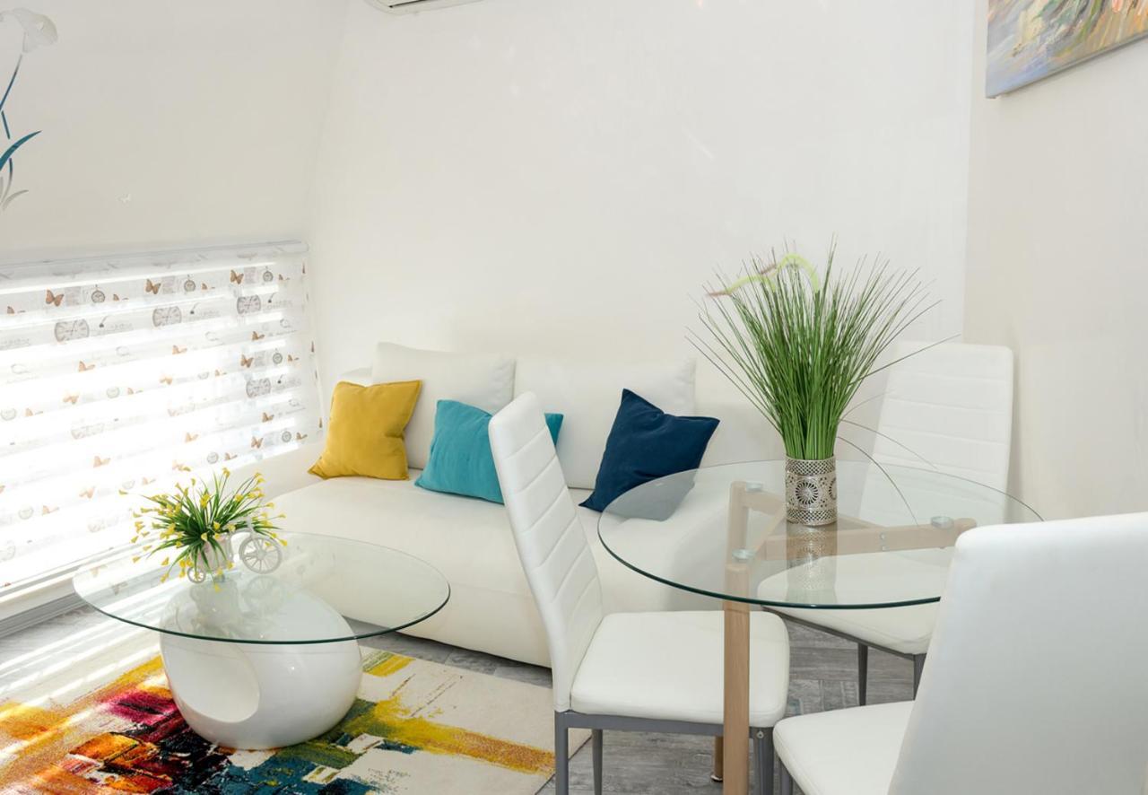 וארנה Acrylic & Pastel Apartments מראה חיצוני תמונה